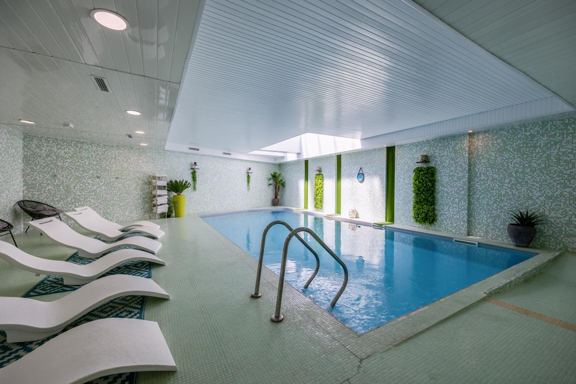 Hotel Et Spa Du Chateau Lagord Exterior photo